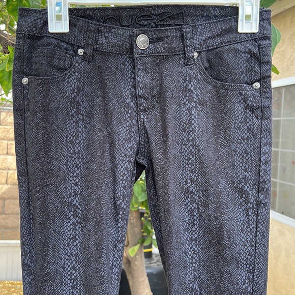 Rue21 snakeskin print skinny jeans 5/6 - Picture 4 of 8